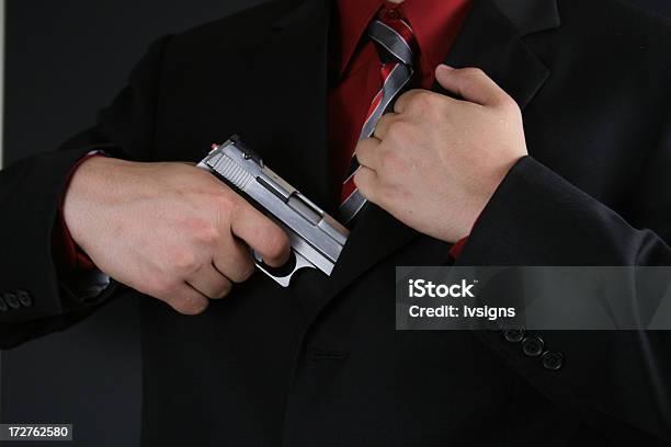 Człowiek Ciągnąc Gun Z Garnitur - zdjęcia stockowe i więcej obrazów Broń - Broń, Broń palna, Celować