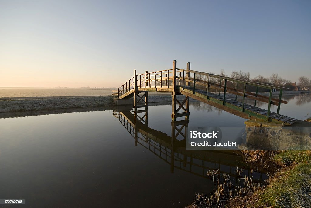 Pont de ne pas troublée l'eau - Photo de Couleur verte libre de droits