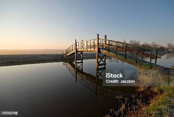 Photo libre de droit de Pont De Ne Pas Troublée Leau banque d'images et plus d'images libres de droit de Couleur verte - Couleur verte, Point de fuite, Pont