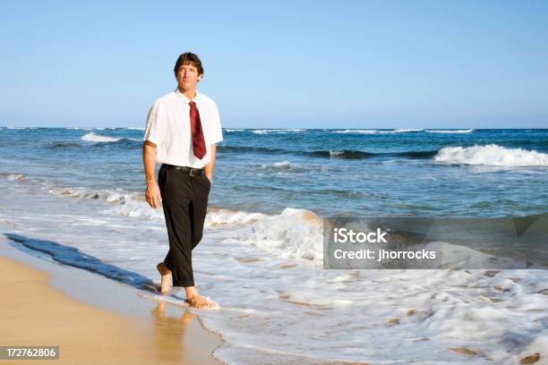 Photo libre de droit de Homme Daffaires Marchant Pieds Nus Sur La Plage banque d'images et plus d'images libres de droit de Activité - Activité, Admirer le paysage, Adulte