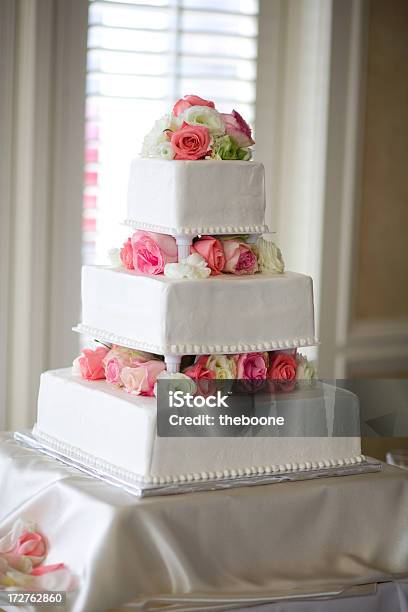 Свадебный Торт — стоковые фотографии и другие картинки Свадебный торт - Свадебный торт, Квадратная форма, Многоярусный торт