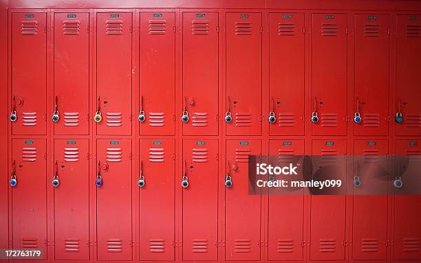 Rosso Scuole Superiori Di Armadietti Con Lucchetto - Fotografie stock e altre immagini di Armadietto - Armadietto, Educazione, Sfondi