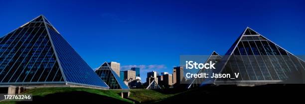 Edmonton Skyline Com Céu Azul - Fotografias de stock e mais imagens de Edmonton - Edmonton, Alberta, Ao Ar Livre