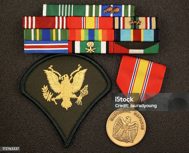 Uniti Army E4 Rank Con Nastri E Medaglia - Fotografie stock e altre immagini di Emblema - Emblema, Forze armate, Close-up