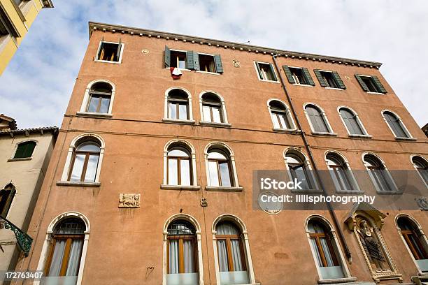 Apartment Building En Venecia Italia Foto de stock y más banco de imágenes de Aire libre - Aire libre, Altar, Arquitectura