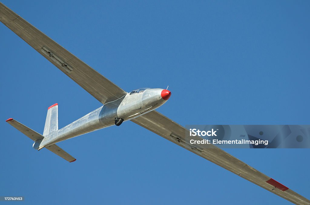 Серебряный Glider с идеальной голубое небо - Стоковые фото Авиакосмическая промышленность роялти-фри