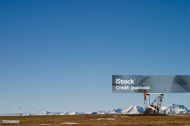 Pumpjack Da Montagne - Fotografie stock e altre immagini di Alberta - Alberta, Cielo sereno, Industria energetica