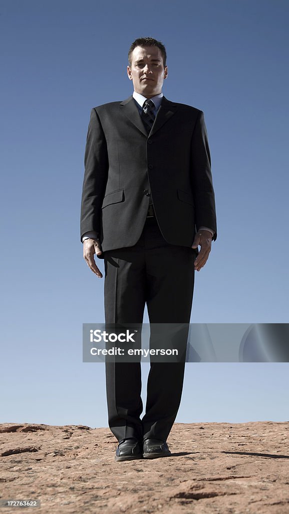 Uomo nel deserto - Foto stock royalty-free di Abbigliamento elegante