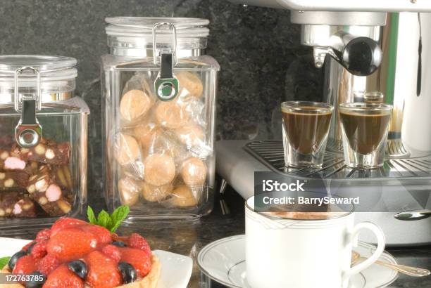 Foto de Xícara De Café Com Torta De Morango e mais fotos de stock de Bebida - Bebida, Biscotti, Cafeteira elétrica