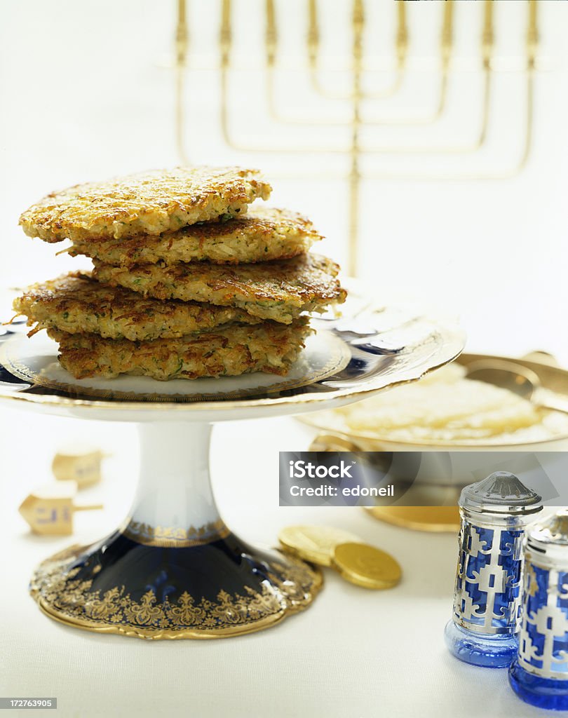 Janucá latkas y menorá - Foto de stock de Cocinar libre de derechos