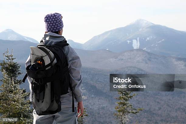 女性ハイカーをお探しのス山の山頂 - 25-29歳のストックフォトや画像を多数ご用意 - 25-29歳, 30-34歳, 35-39歳