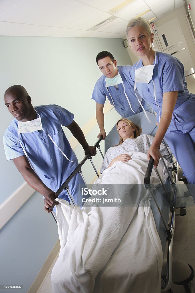 의료 팀은 Gurney 2 - 로열티 프리 간호사 스톡 사진