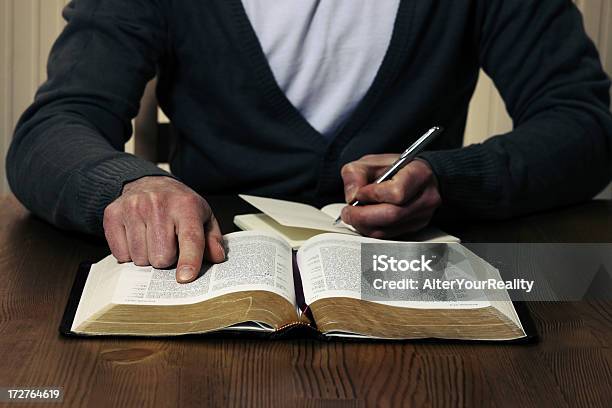 Studio Della Bibbia Serie - Fotografie stock e altre immagini di Bibbia - Bibbia, Scrivere, Pregare