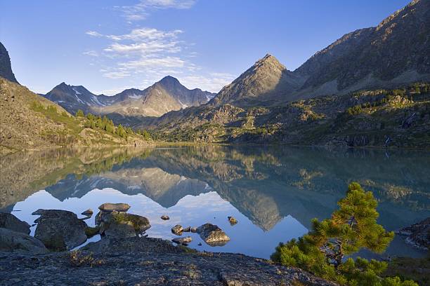 Darashkol lake. Altay motives. Siberian mounts. Darashkol lake.Canon 1DS-mkIITS-E 24/3.5L. altay state nature reserve stock pictures, royalty-free photos & images