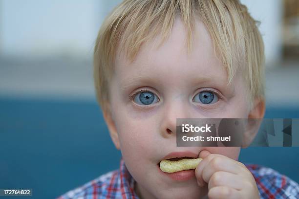 Piccolo Bambino Mangia Spuntino Al Parco - Fotografie stock e altre immagini di Bambino - Bambino, Salatini di mais al formaggio, Bambini maschi