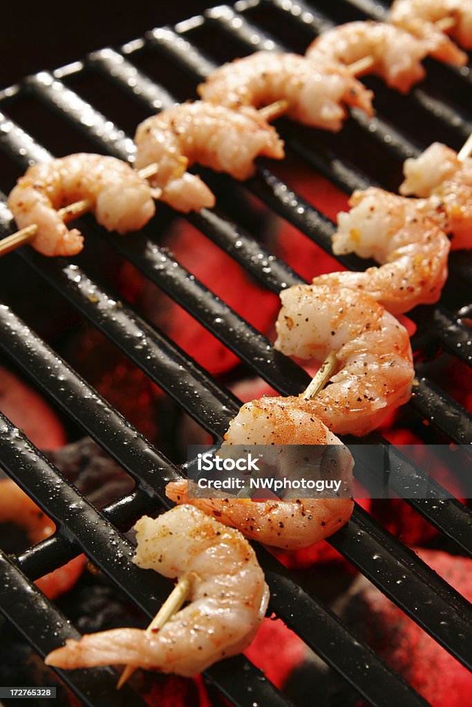Spiedini di gamberi cooking- Barbecue all'aperto - Foto stock royalty-free di Alla griglia