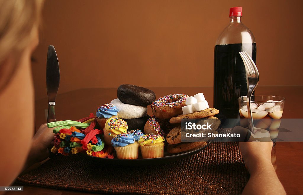 Kind mit Teller mit Zucker, Donuts, Süßigkeiten und Limonade - Lizenzfrei Kind Stock-Foto