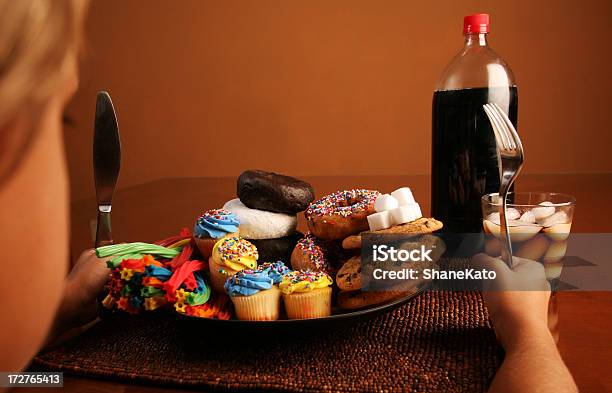 Kind Mit Teller Mit Zucker Donuts Süßigkeiten Und Limonade Stockfoto und mehr Bilder von Kind
