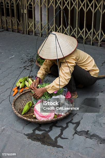 Straßenverkäufer Stockfoto und mehr Bilder von Armut - Armut, Asiatischer Strohhut, Bauernmarkt