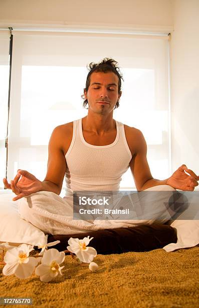 Uomo Facendo Yoga - Fotografie stock e altre immagini di Adulto - Adulto, Ambientazione tranquilla, Bellezza