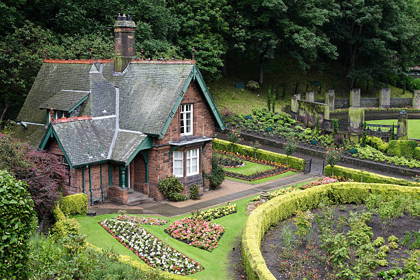 cottage in princess street garden (edinburgh) - princes street gardens stok fotoğraflar ve resimler