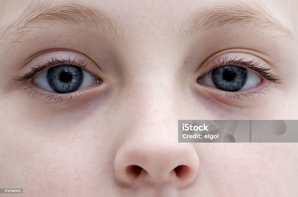 Con occhi di un bambino-Espressione assente - Foto stock royalty-free di Analizzare