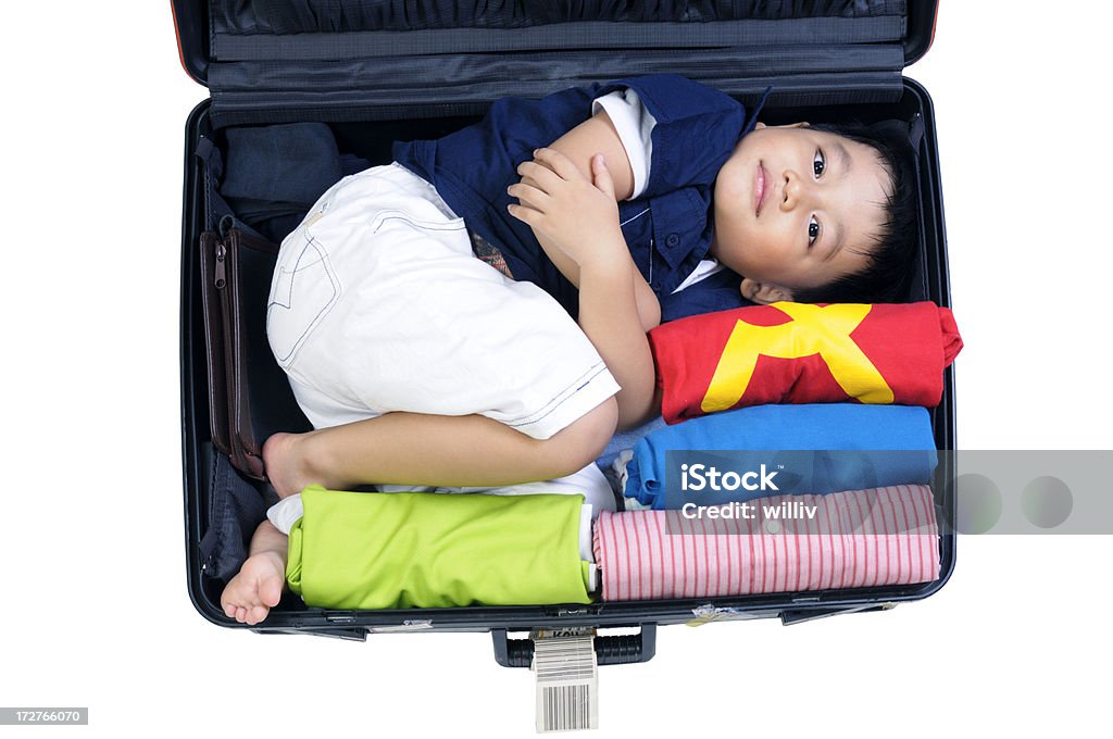 Молодой Мальчик в чемодан - Стоковые фото Работорговля роялти-фри