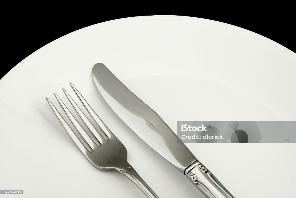 Assiette vide avec couteau et fourchette - Photo de Aliments et boissons libre de droits