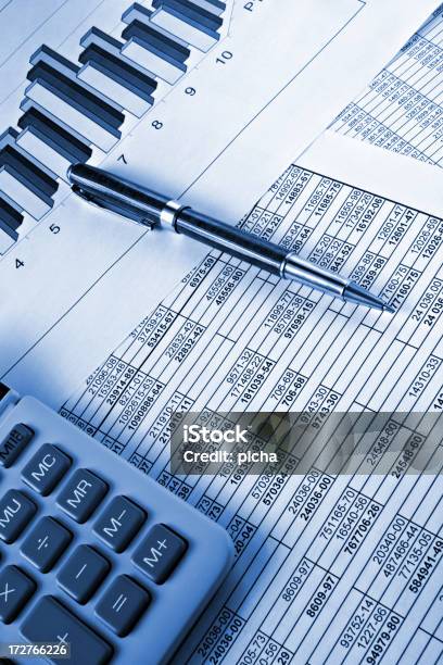 Números E Finanças - Fotografias de stock e mais imagens de Analisar - Analisar, Calculadora, Caneta