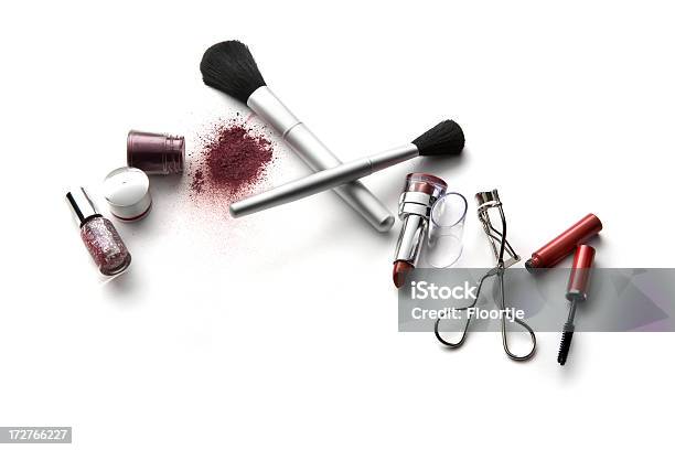 Kosmetikartikel Lippenstift Lidschatten Nagellack Und Wimperntusche Pinsel Und Wimpernformer Stockfoto und mehr Bilder von Auge