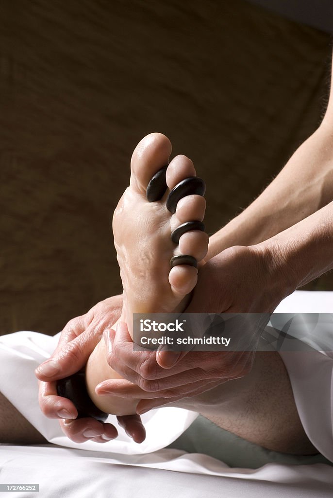 Расслабляющий массаж ног горячими камнями II - Стоковые фото Камень роялти-фри