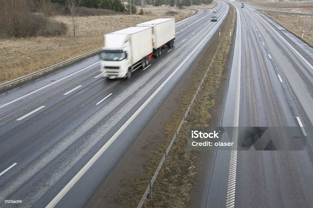Camion sur la route d'hiver - Photo de A l'envers libre de droits
