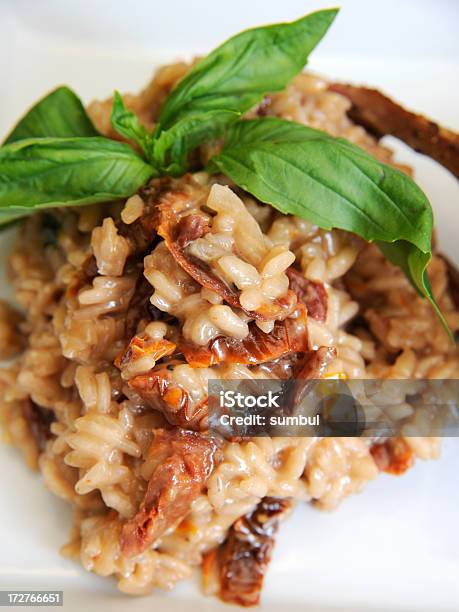 Risotto Con Tomate Seco Foto de stock y más banco de imágenes de Albahaca - Albahaca, Alimento, Arroz - Comida básica