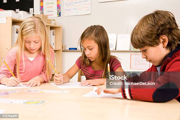 Escola Crianças Escrevendo - Fotografias de stock e mais imagens de 4-5 Anos - 4-5 Anos, 6-7 Anos, Aluna