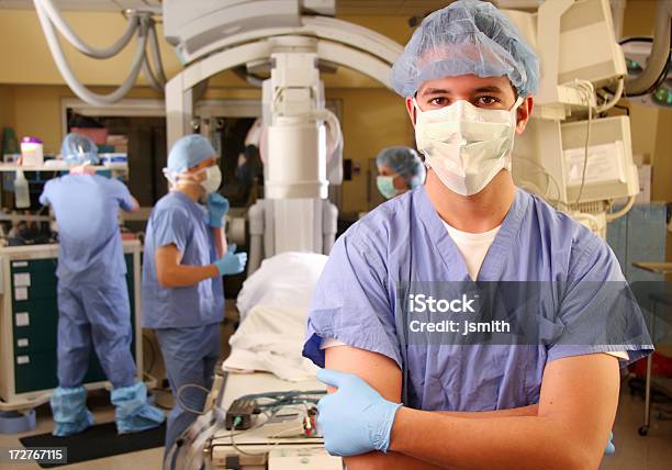 Foto de Grave Médico e mais fotos de stock de Cirurgia - Cirurgia, Técnico, Acidentes e desastres