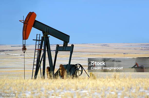 Pumpjack Vermelho - Fotografias de stock e mais imagens de Alberta - Alberta, Azul, Bomba Petrolífera