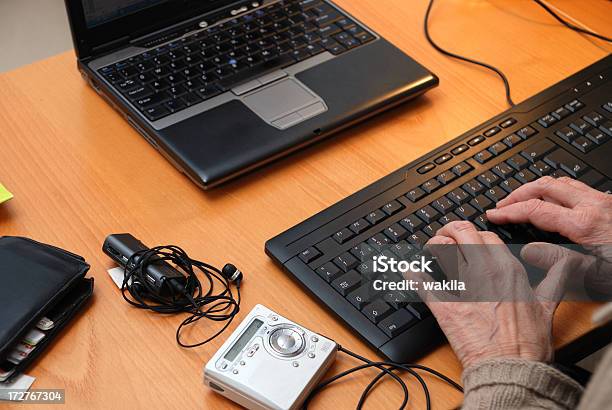 No Trabalho De Secretária De Cima Com Minidisc Seniormulher Escrevendo - Fotografias de stock e mais imagens de A caminho