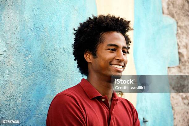 Ritratto Di Giovane Uomo - Fotografie stock e altre immagini di Maglietta polo - Maglietta polo, Afro-americano, Distrarre lo sguardo