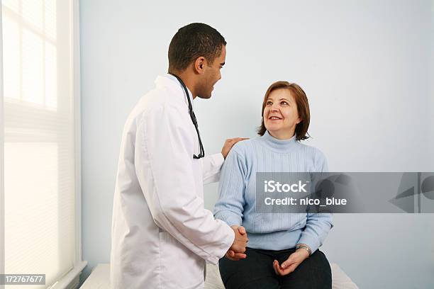 Arzt Und Patient Stockfoto und mehr Bilder von Arzt - Arzt, Heilbehandlung, Lächeln