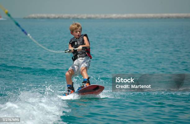 Foto de Jovem Garoto Wakeboard No Mar e mais fotos de stock de Criança - Criança, Wakeboarding, Infância