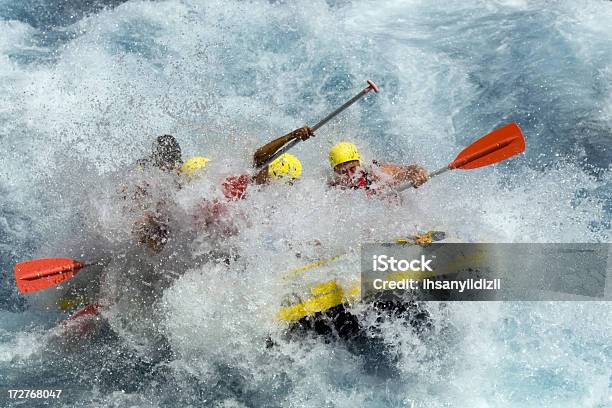 Flisactwo - zdjęcia stockowe i więcej obrazów Rafting rzekami górskimi - Rafting rzekami górskimi, Chlapać, Wyścig sportowy