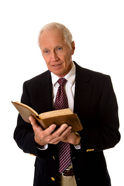 mężczyzna w garnitur z otwartej książki - book holding necktie businessman zdjęcia i obrazy z banku zdjęć