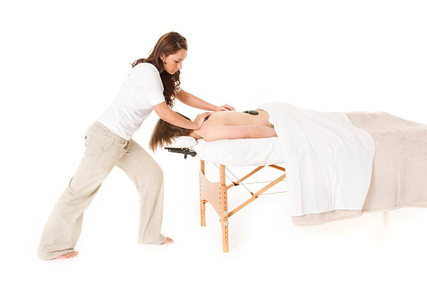 핫 스톤 마사지 - massage therapist stone spa treatment working 뉴스 사진 이미지