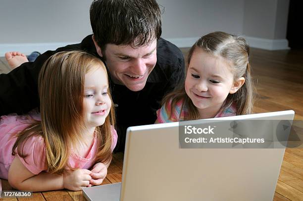 Photo libre de droit de Ordinateur De Loisirs banque d'images et plus d'images libres de droit de Être étendu - Être étendu, Allongé sur le devant, Enfant