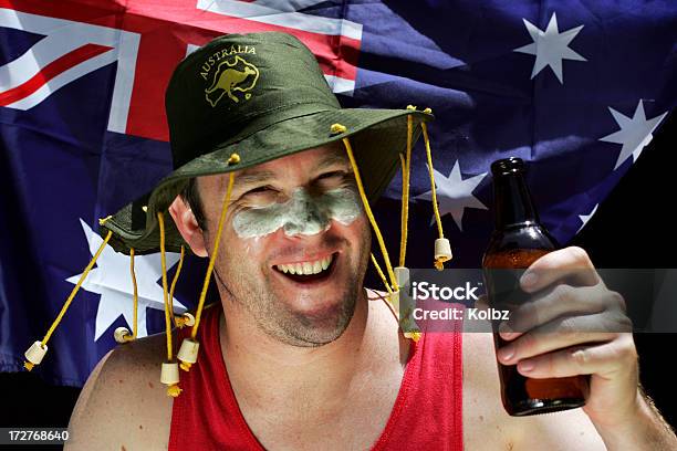 Szczęśliwy Aussie Z Piwem - zdjęcia stockowe i więcej obrazów Australia - Australia, Kapelusz, Kultura australijska