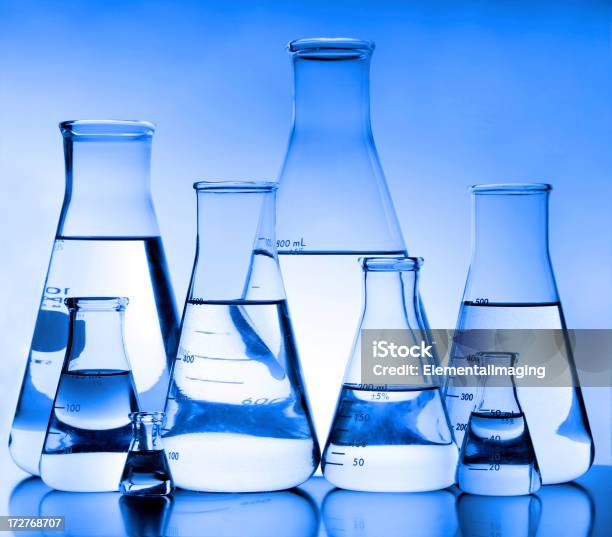 Acht Erlenmeyer Gründung Blue Tint Stockfoto und mehr Bilder von Ausrüstung und Geräte - Ausrüstung und Geräte, Becherglas, Biologie