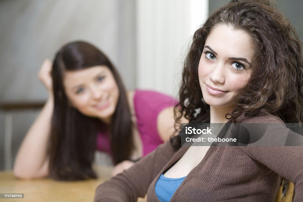 2 つの若い女性のテーブルに座る - 16歳から17歳のロイヤリティフリーストックフォト