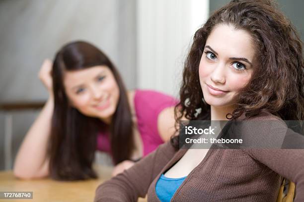 2 つの若い女性のテーブルに座る - 16歳から17歳のストックフォトや画像を多数ご用意 - 16歳から17歳, 18歳から19歳, 20-24歳