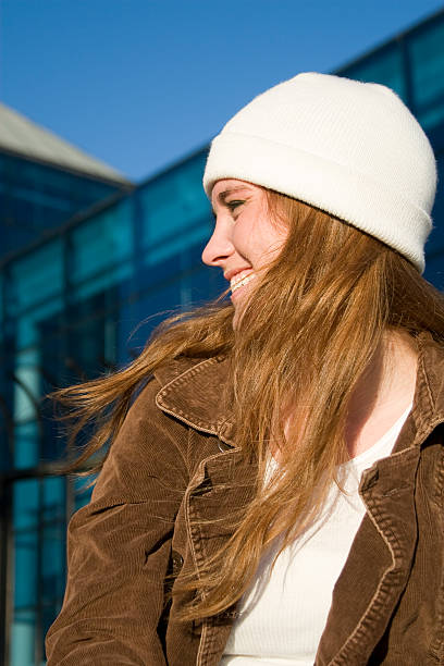 adorable redhead jeunes jeune femme portrait à l'extérieur, il y a du vent, du soleil - corduroy jacket photos et images de collection