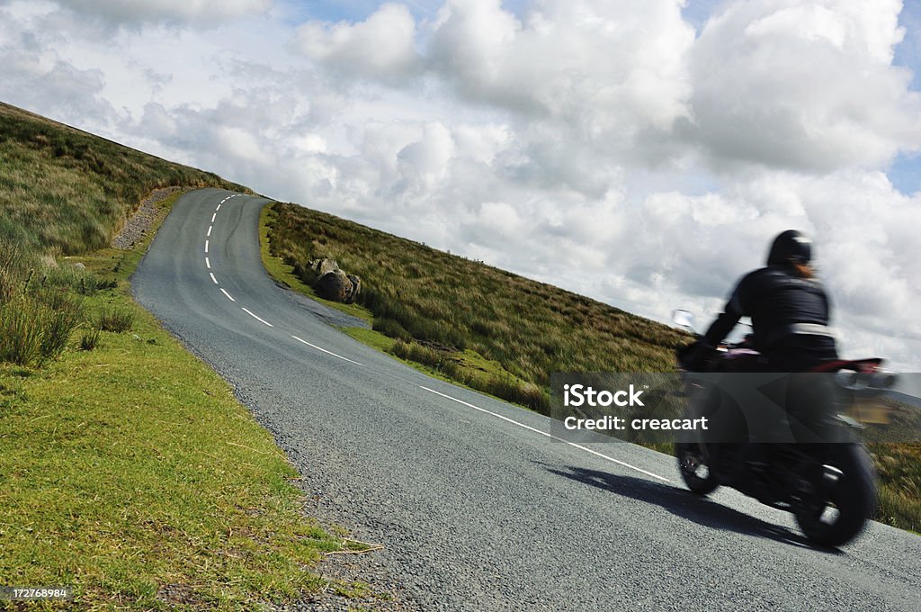 Motocicleta de aceleração de um enrolamento Estrada Secundária - Royalty-free Ao Ar Livre Foto de stock